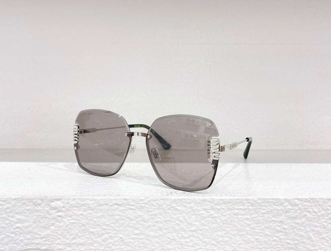 Schwarze, blaue und braune Sonnenbrille