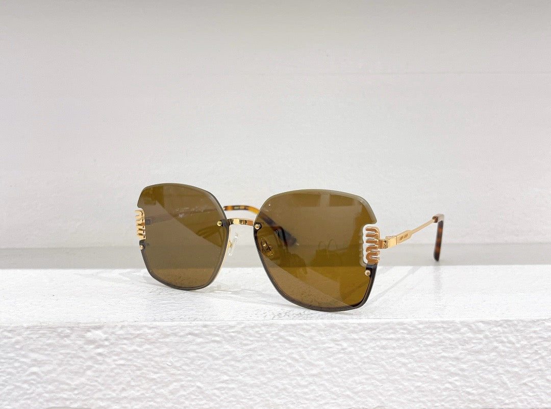 Schwarze, blaue und braune Sonnenbrille