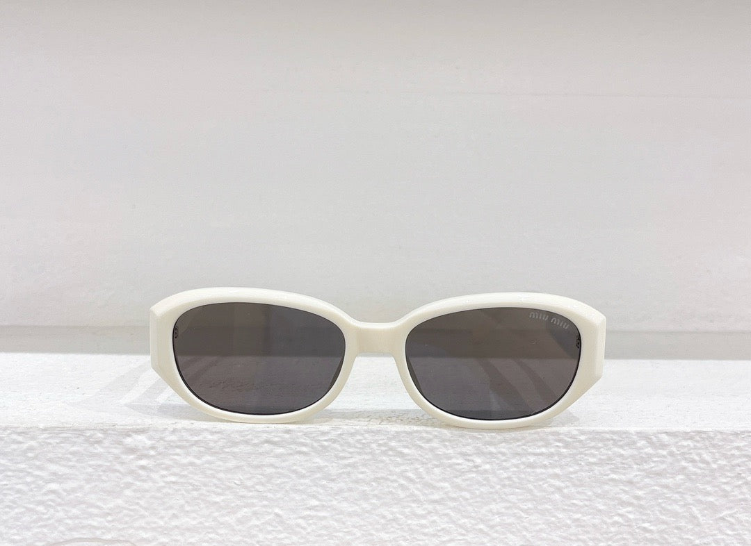 Schwarze, weiße und braune Sonnenbrille