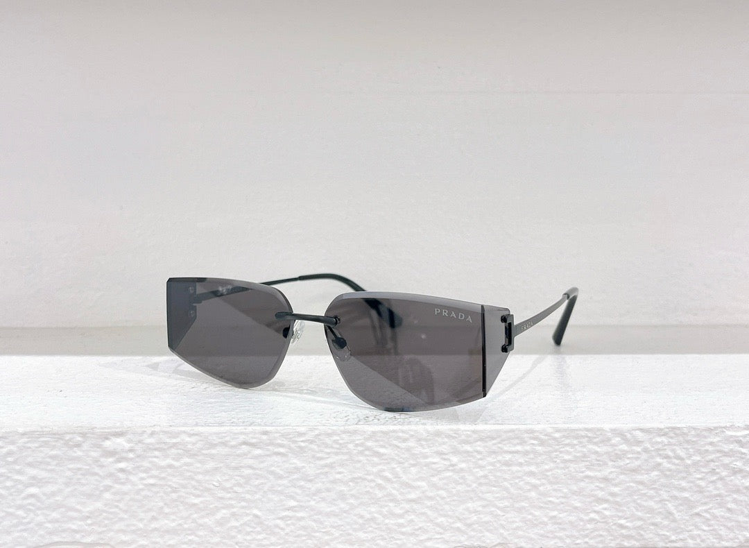 Rosa und schwarze Sonnenbrille