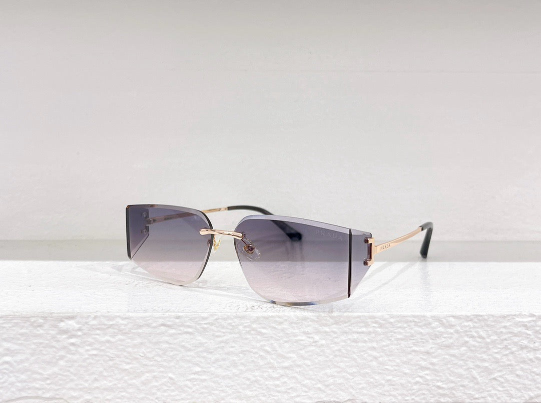 Rosa und schwarze Sonnenbrille