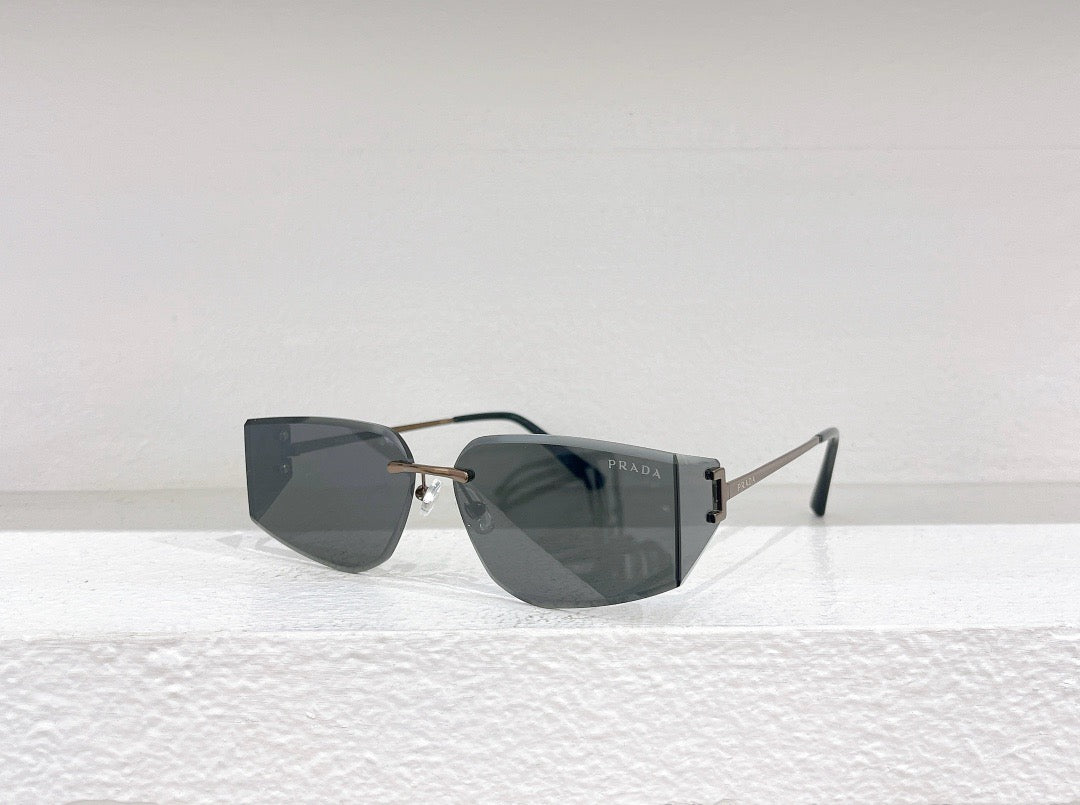 Rosa und schwarze Sonnenbrille