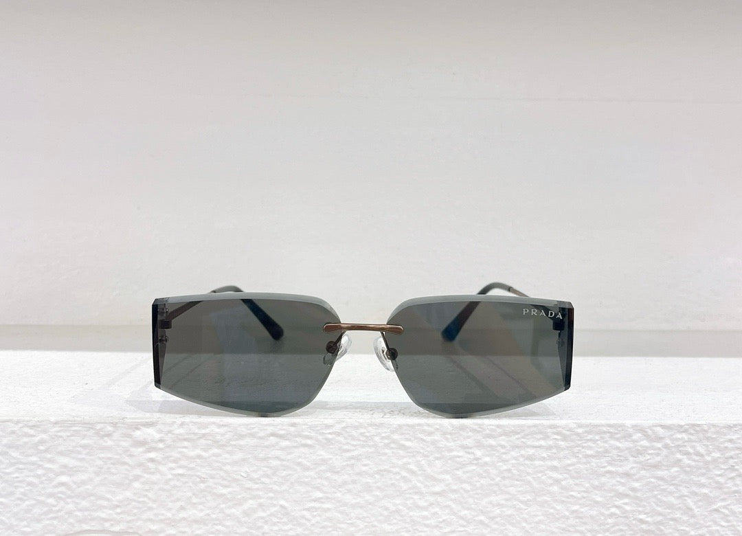 Rosa und schwarze Sonnenbrille