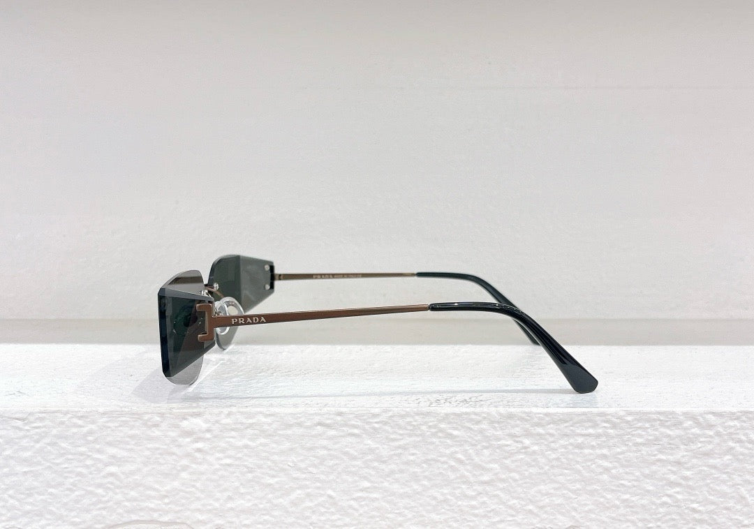 Rosa und schwarze Sonnenbrille