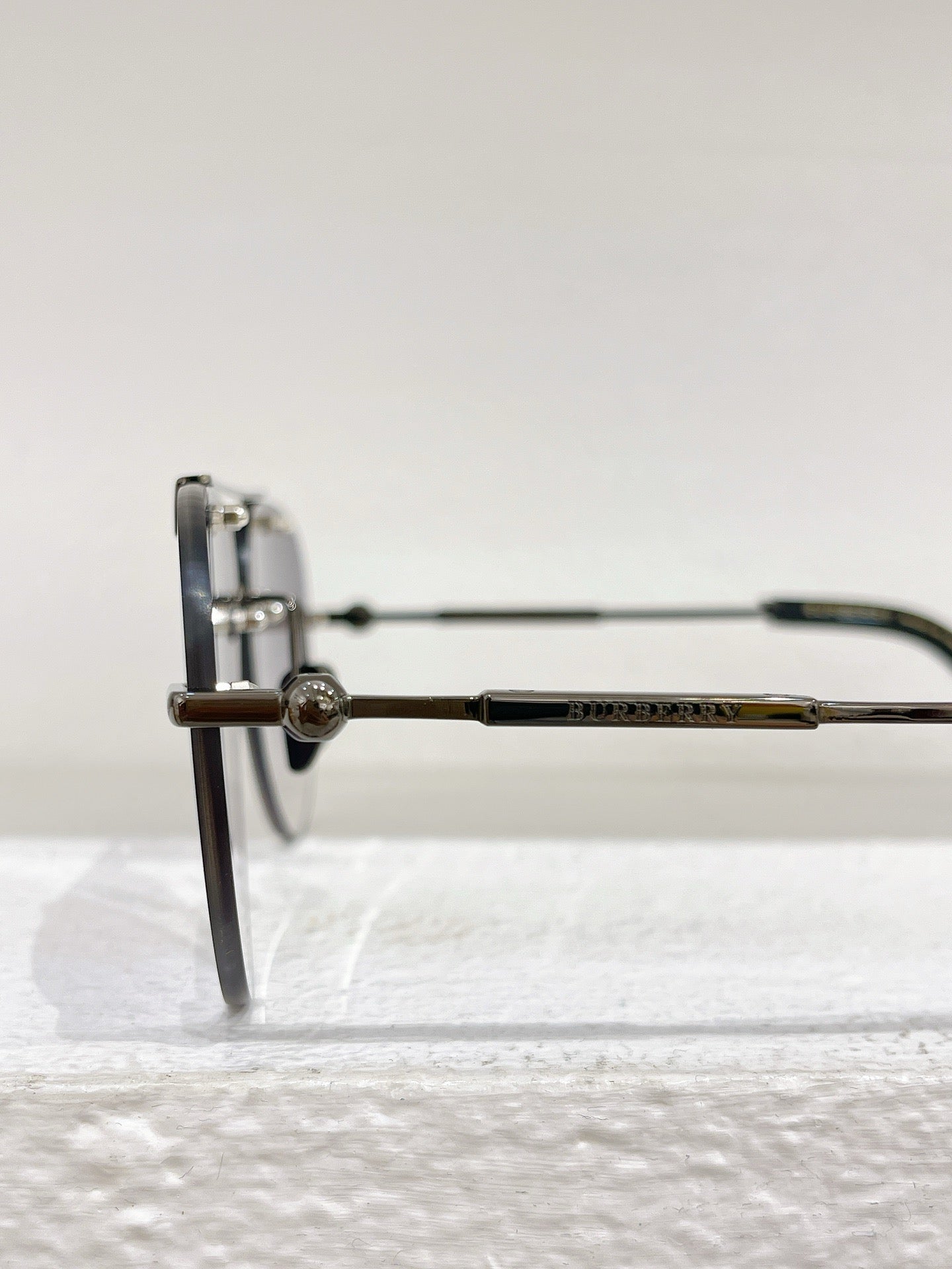 Gafas de sol azules, marrones, negras y rosas