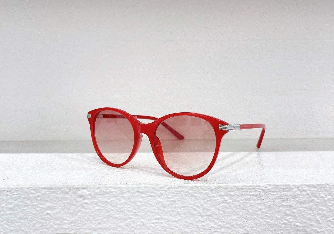 Rote und schwarze Sonnenbrille