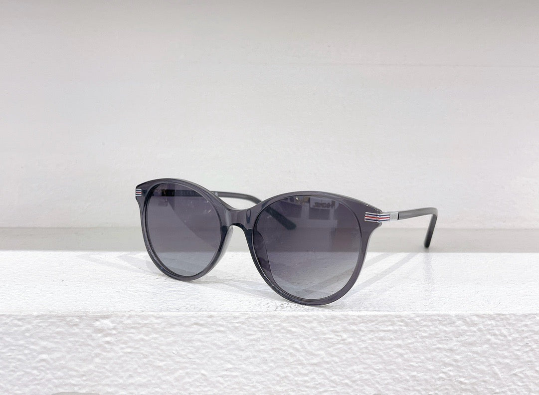 Rote und schwarze Sonnenbrille