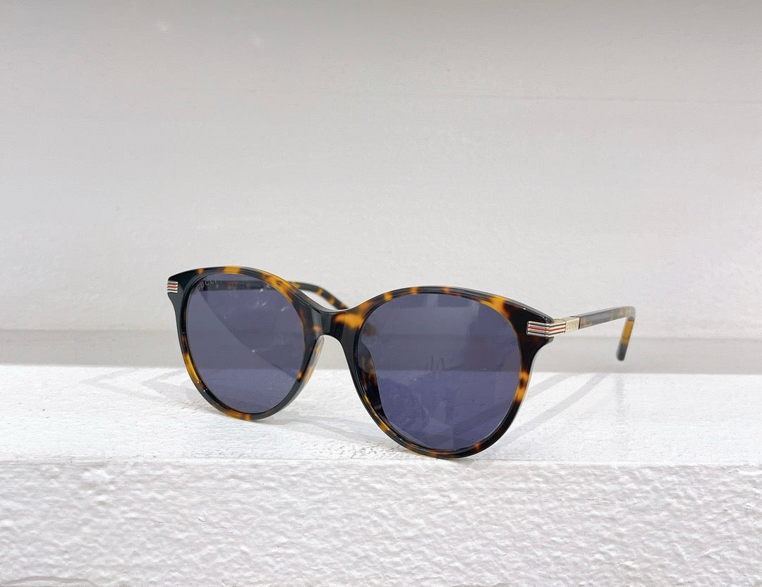 Rote und schwarze Sonnenbrille