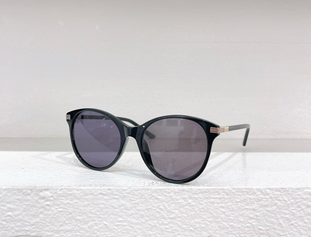 Rote und schwarze Sonnenbrille