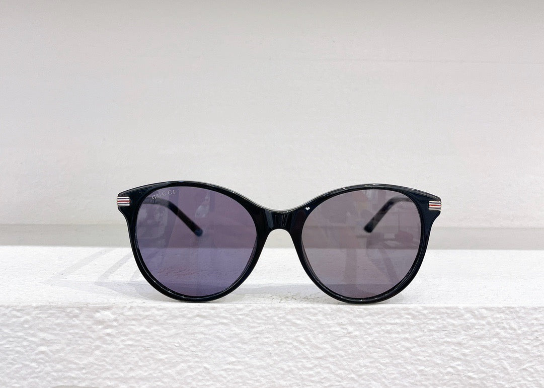 Rote und schwarze Sonnenbrille