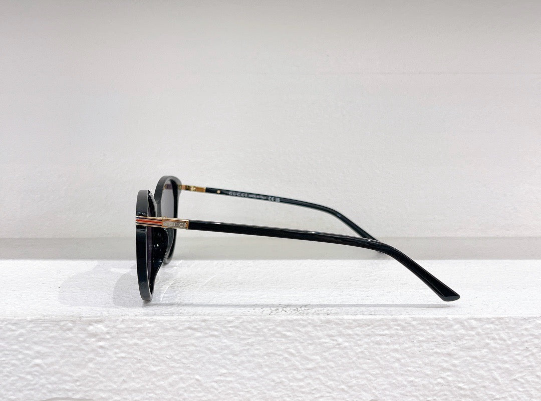 Rote und schwarze Sonnenbrille