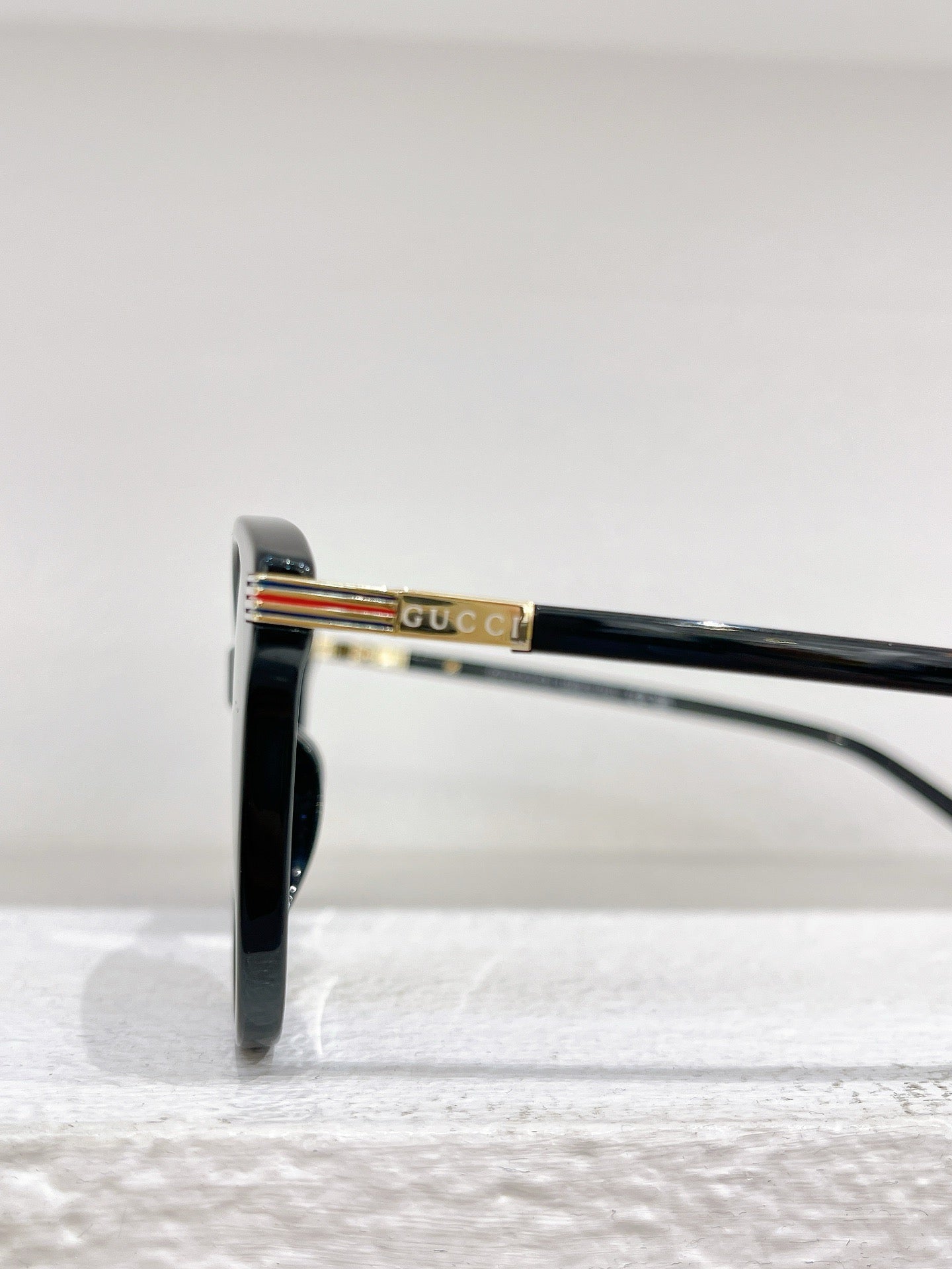 Rote und schwarze Sonnenbrille