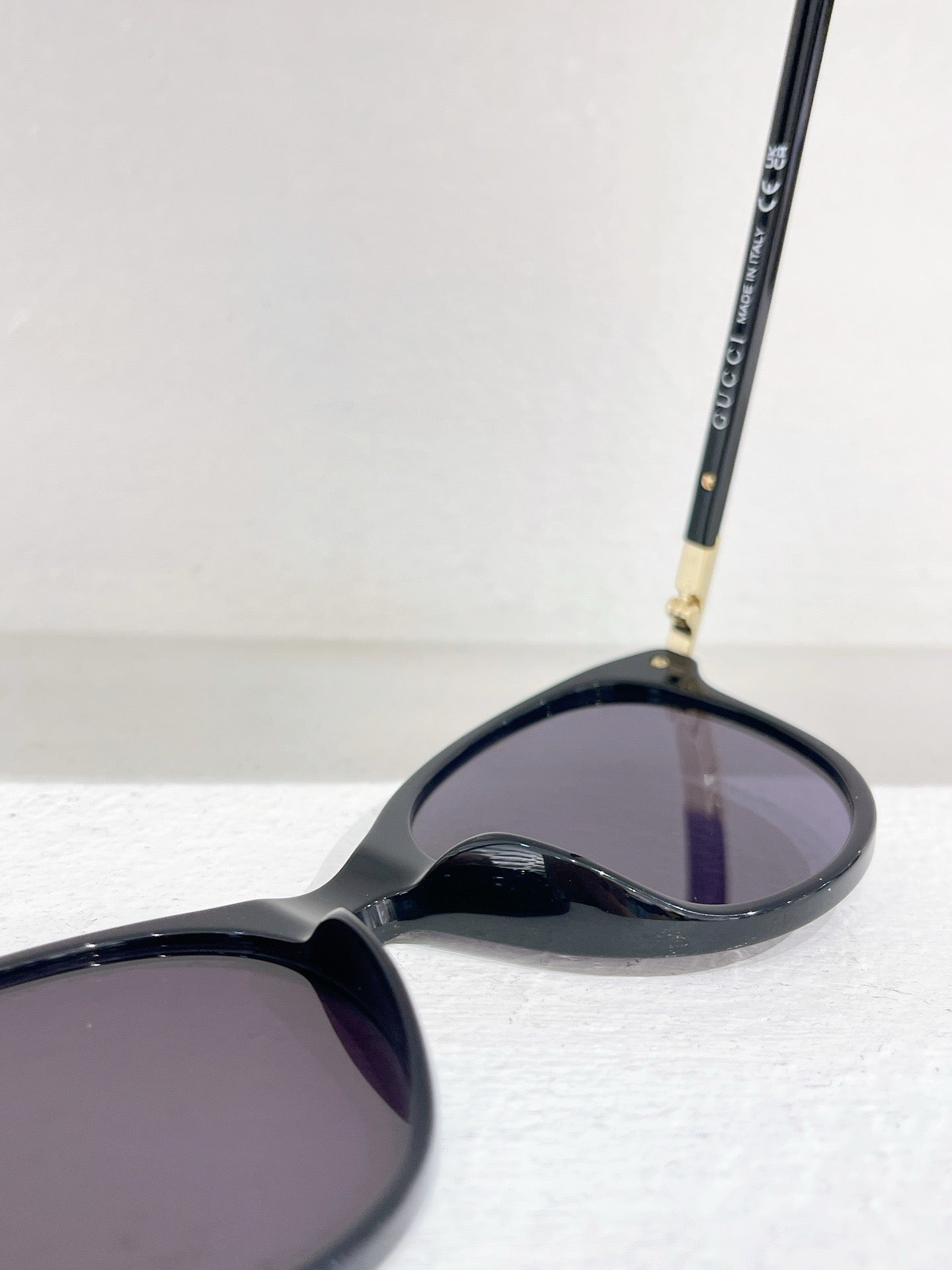 Rote und schwarze Sonnenbrille