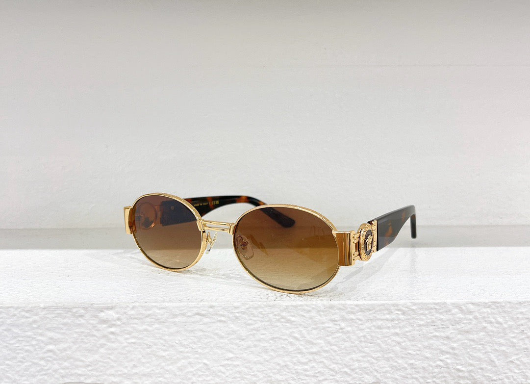 Blaue, braune und schwarze Sonnenbrille