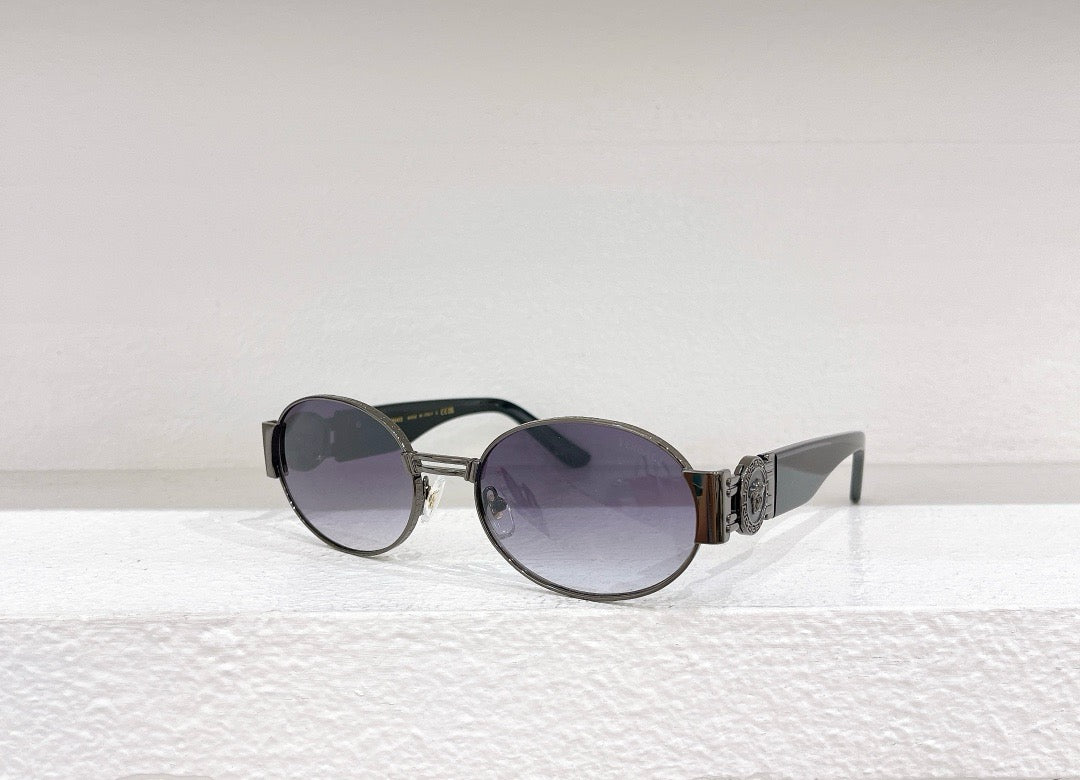 Blaue, braune und schwarze Sonnenbrille