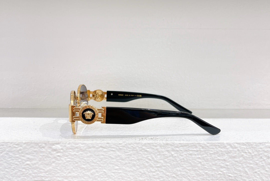 Blaue, braune und schwarze Sonnenbrille