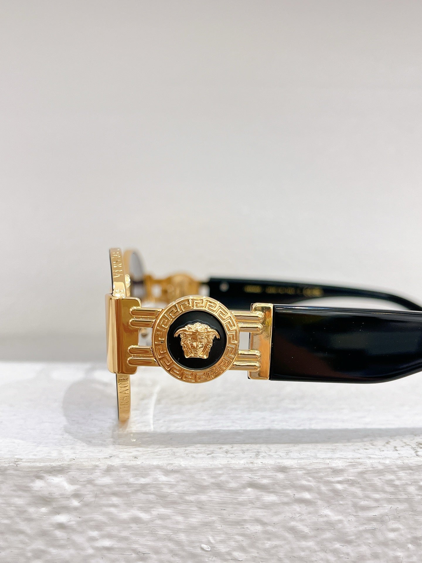 Blaue, braune und schwarze Sonnenbrille