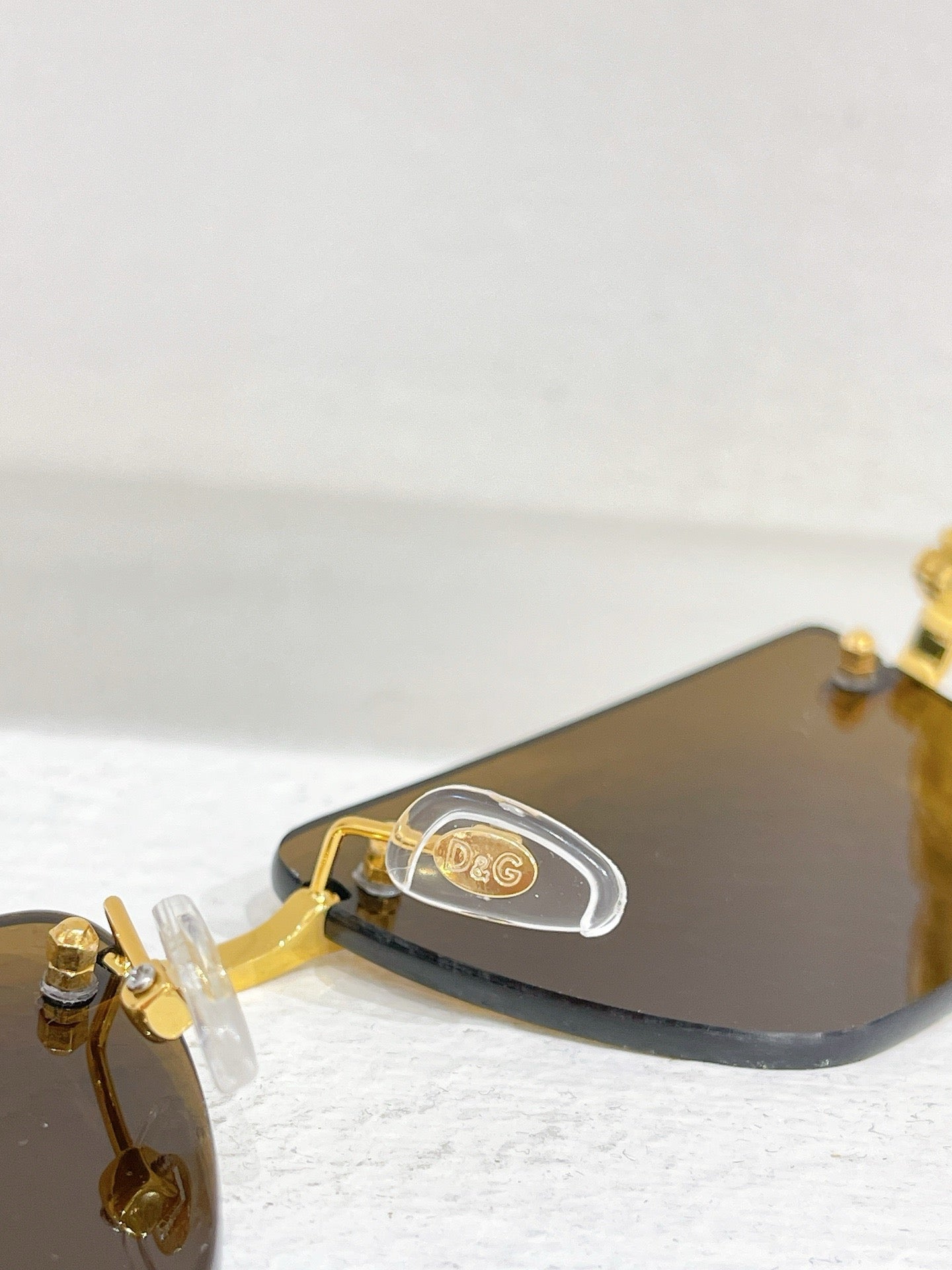 Schwarze, rosa und braune Sonnenbrille