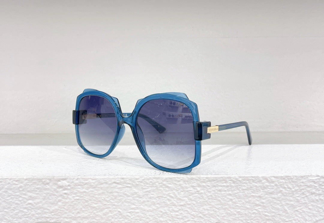 Blaue, rosa, weiße und schwarze Sonnenbrille