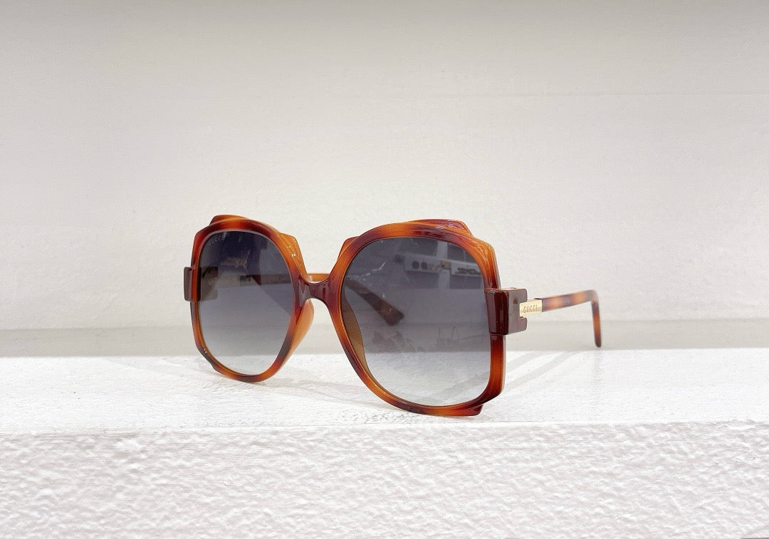 Blaue, rosa, weiße und schwarze Sonnenbrille