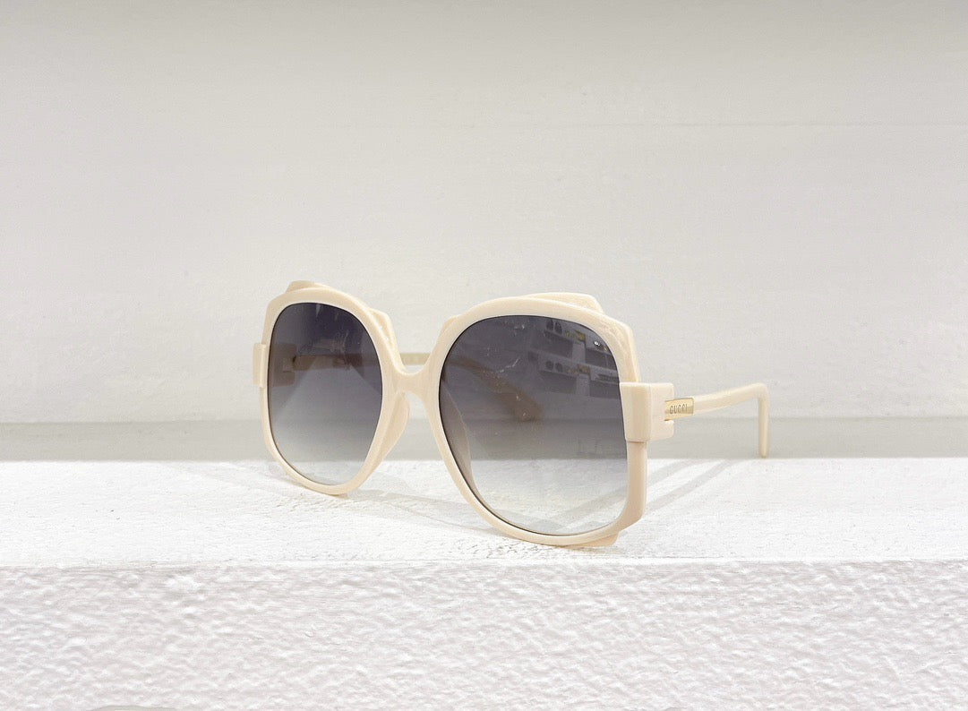 Blaue, rosa, weiße und schwarze Sonnenbrille