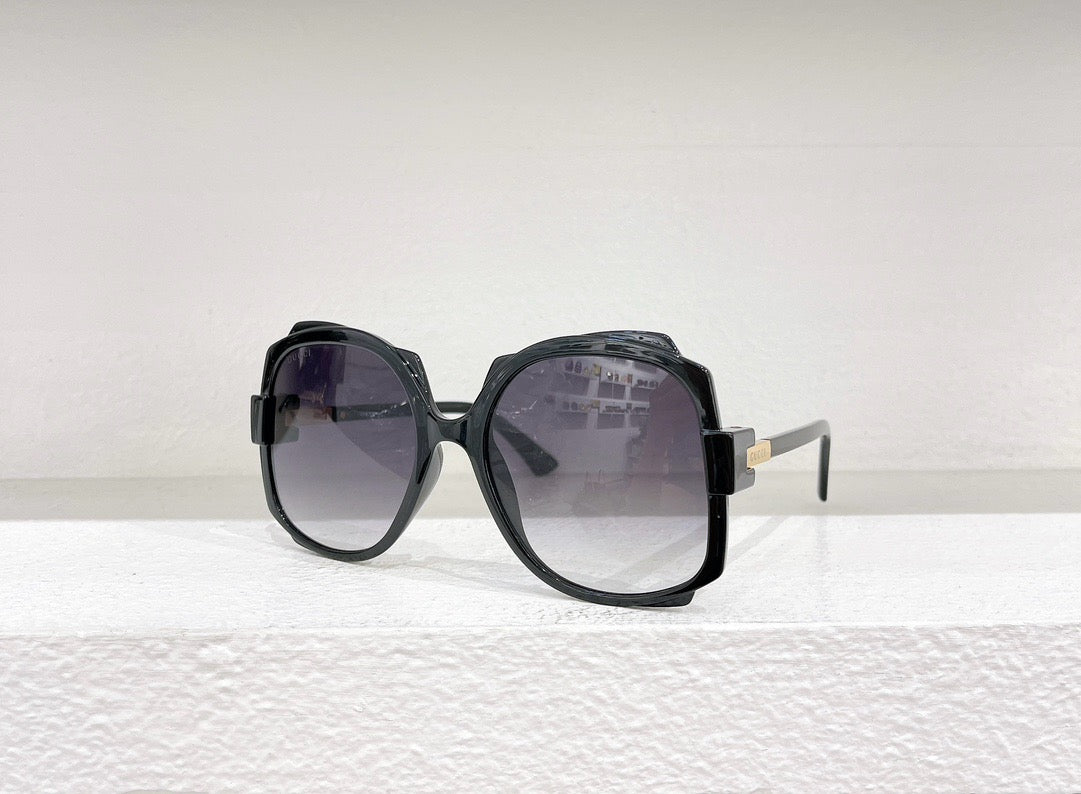 Blaue, rosa, weiße und schwarze Sonnenbrille