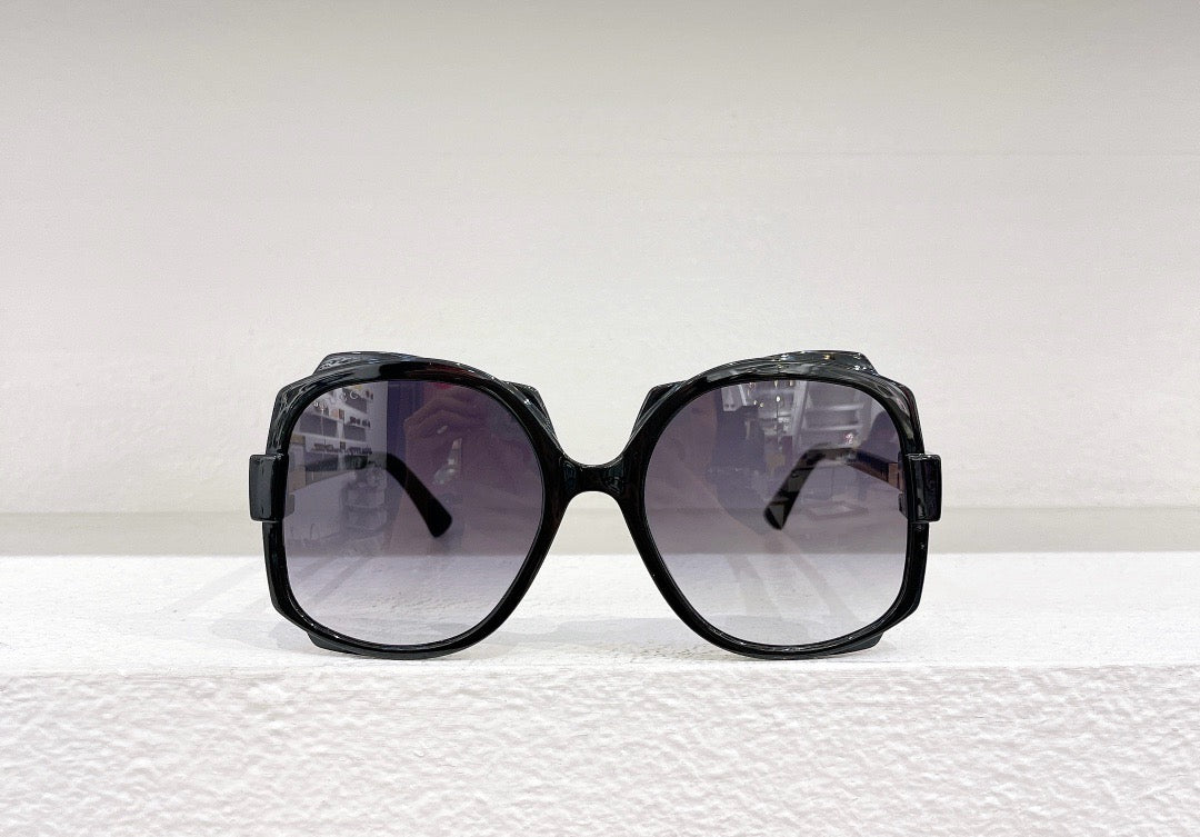 Blaue, rosa, weiße und schwarze Sonnenbrille