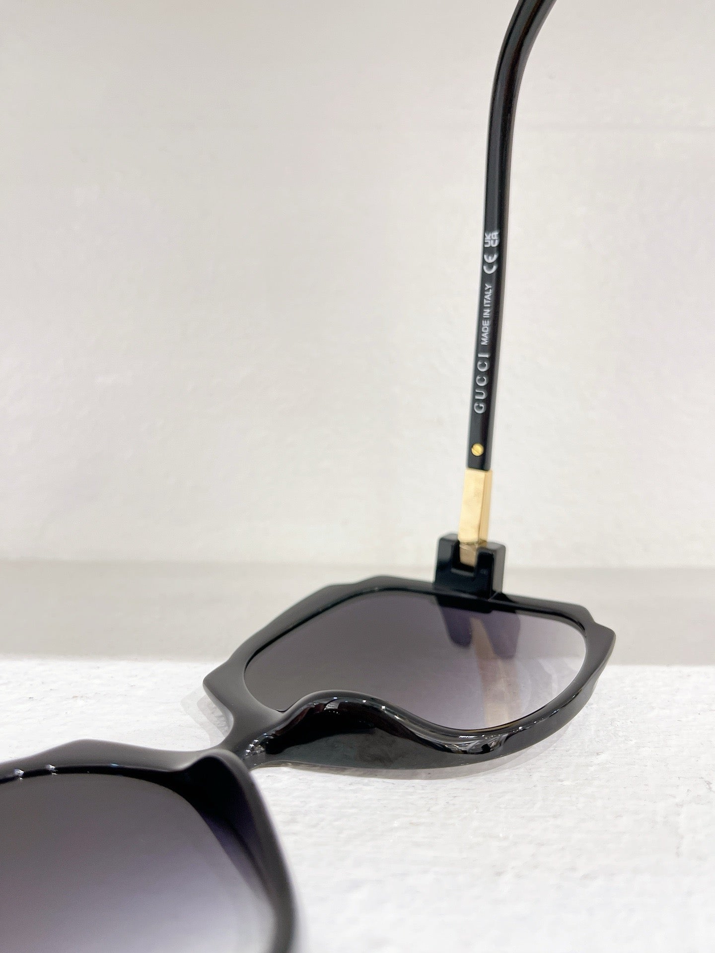 Blaue, rosa, weiße und schwarze Sonnenbrille