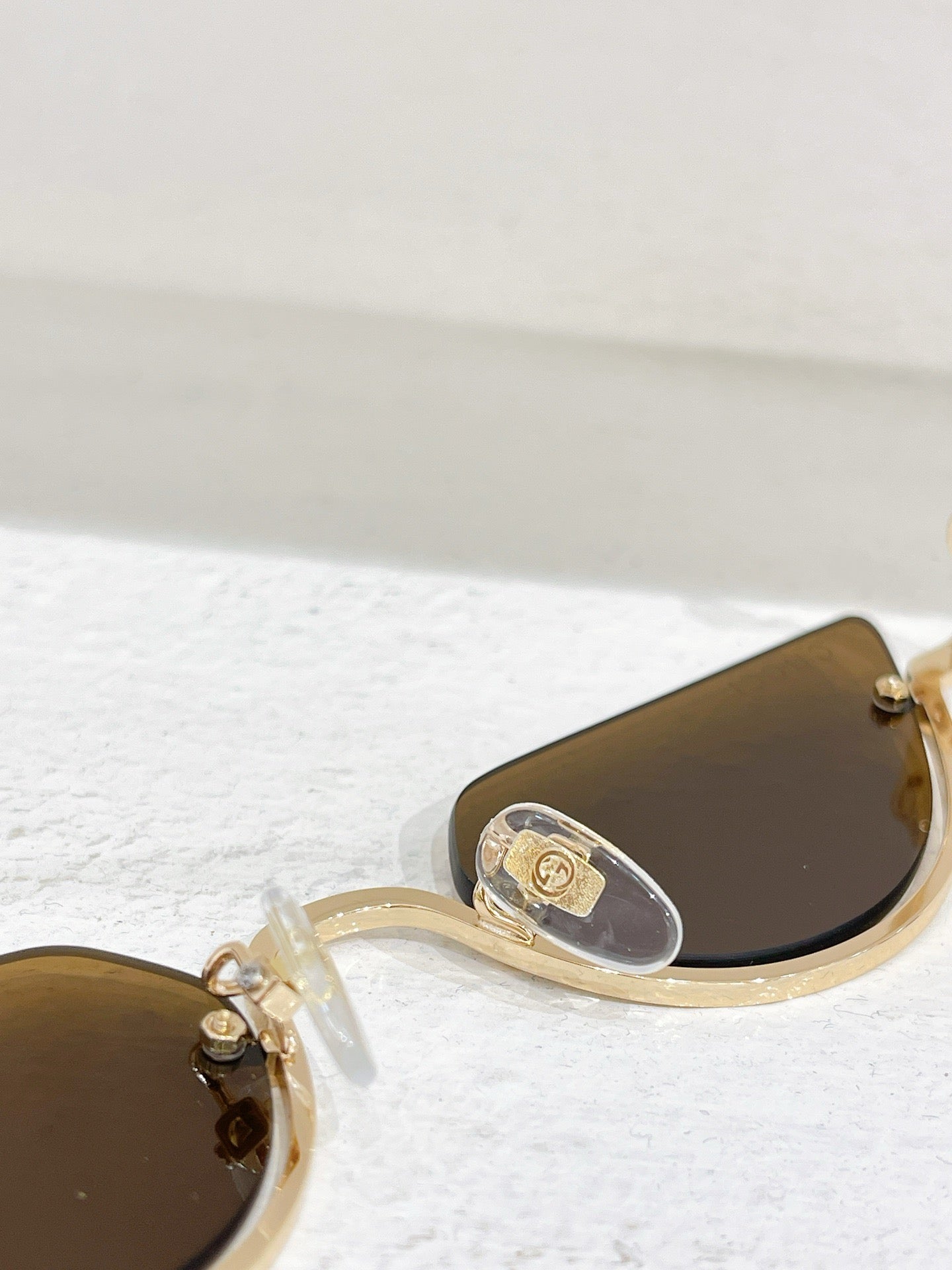 Schwarze, braune und gelbe Sonnenbrille