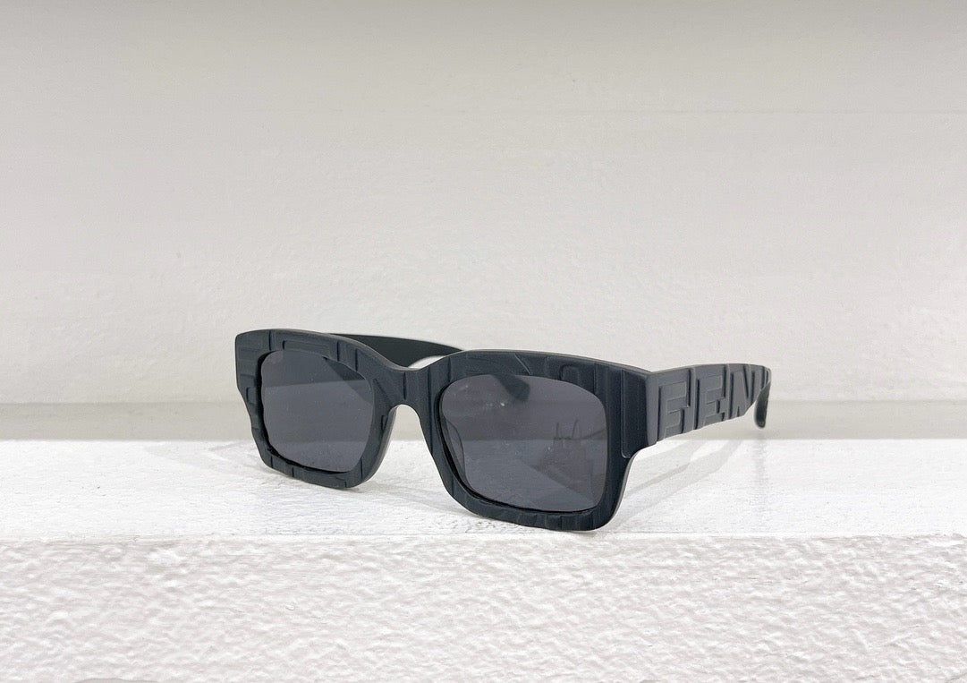 Rosa, weiße und schwarze Sonnenbrille