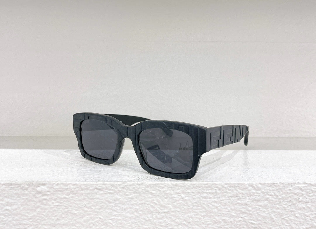 Rosa, weiße und schwarze Sonnenbrille