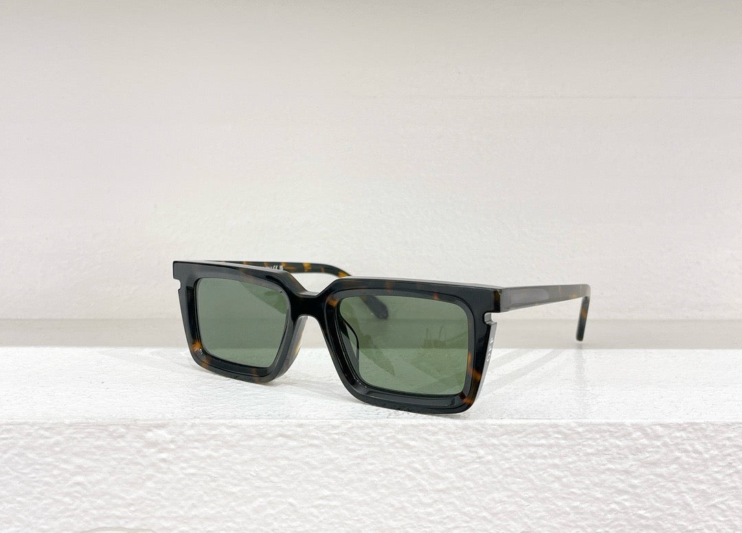 Blaue, weiße, orange und schwarze Sonnenbrille