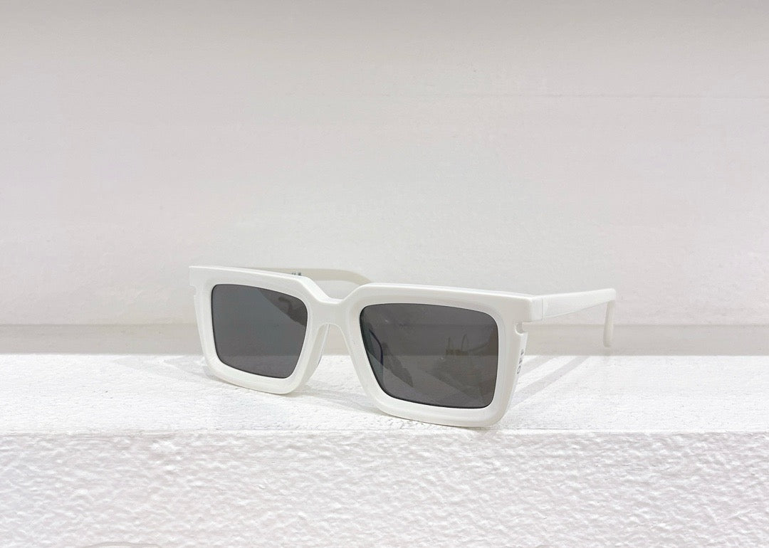 Blaue, weiße, orange und schwarze Sonnenbrille