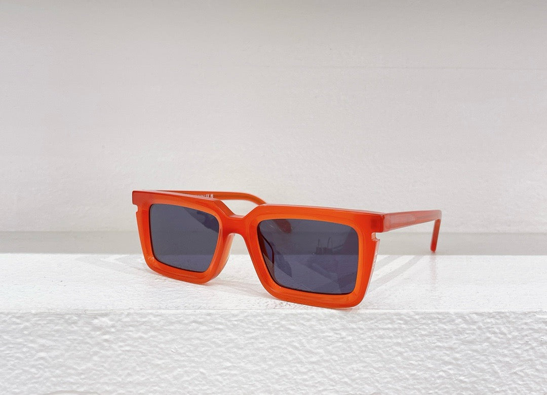 Blaue, weiße, orange und schwarze Sonnenbrille