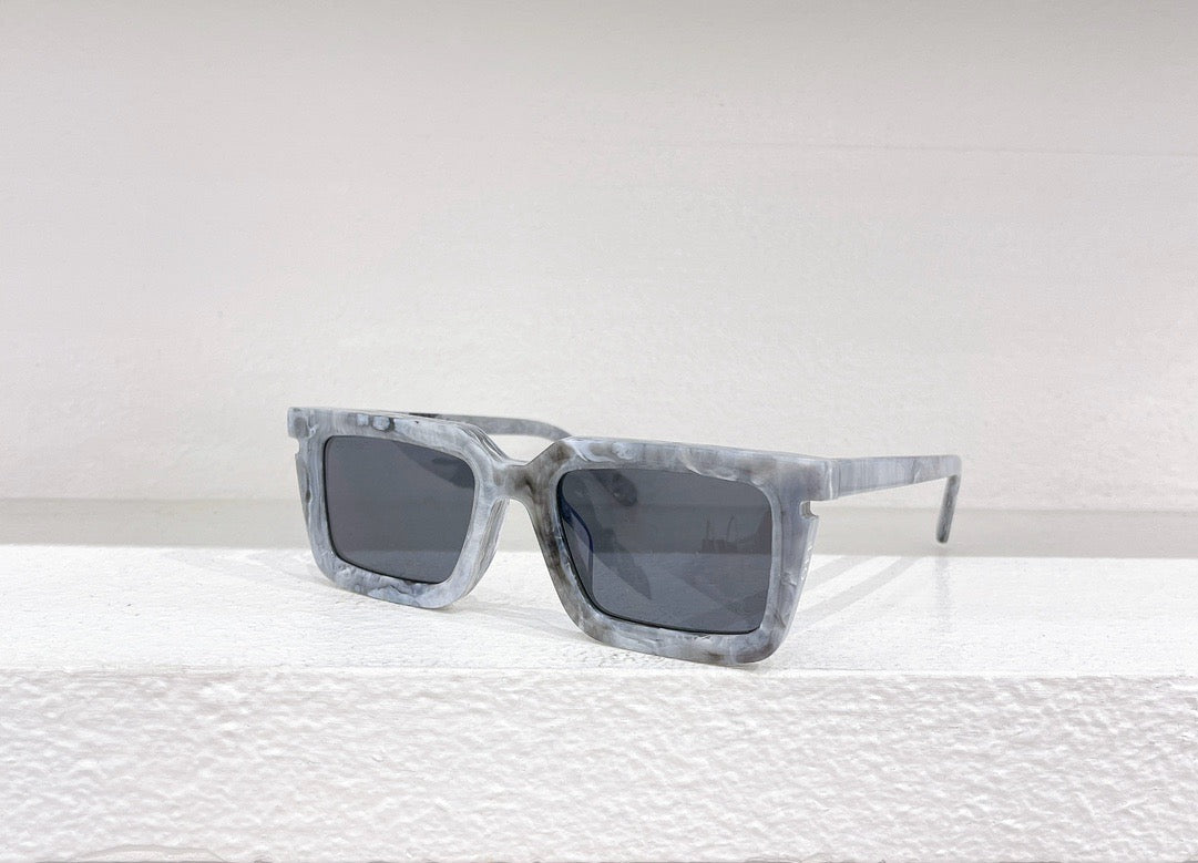 Blaue, weiße, orange und schwarze Sonnenbrille
