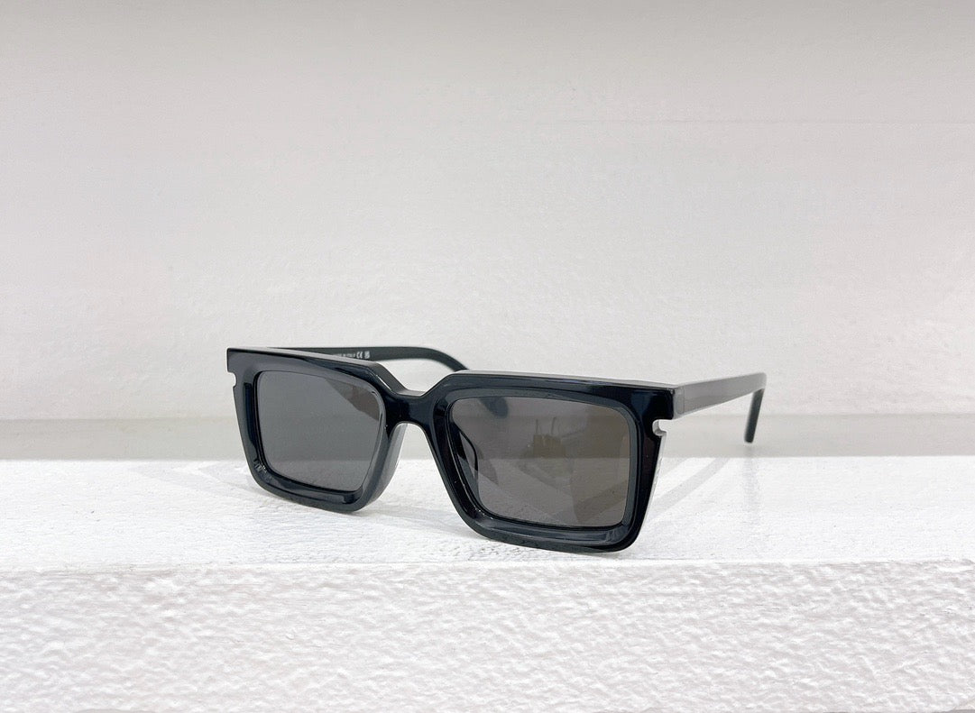 Blaue, weiße, orange und schwarze Sonnenbrille