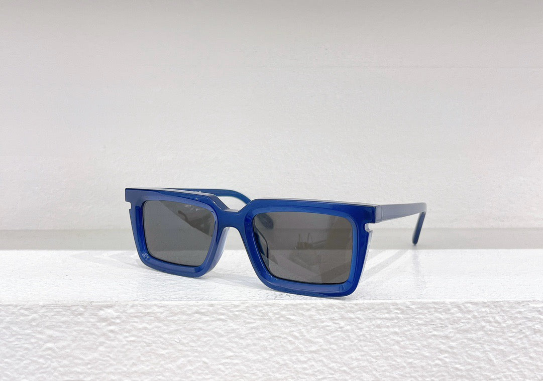 Blaue, weiße, orange und schwarze Sonnenbrille