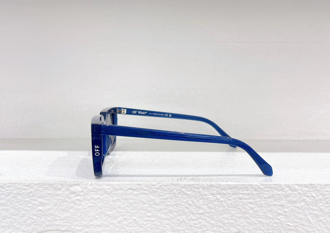 Blaue, weiße, orange und schwarze Sonnenbrille