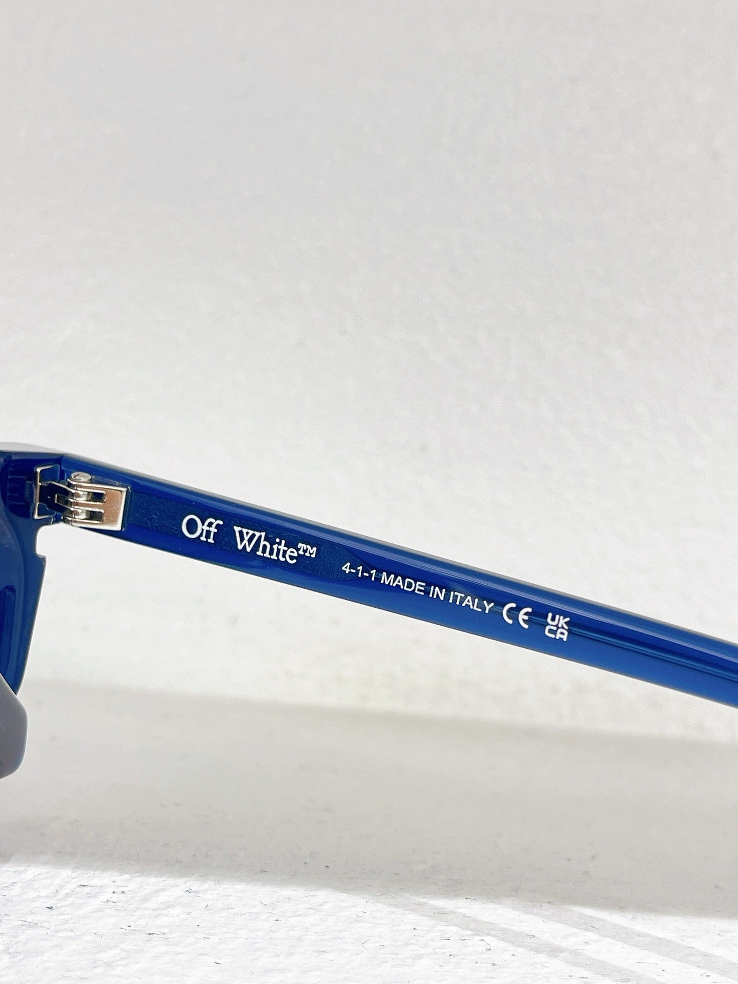 Blaue, weiße, orange und schwarze Sonnenbrille