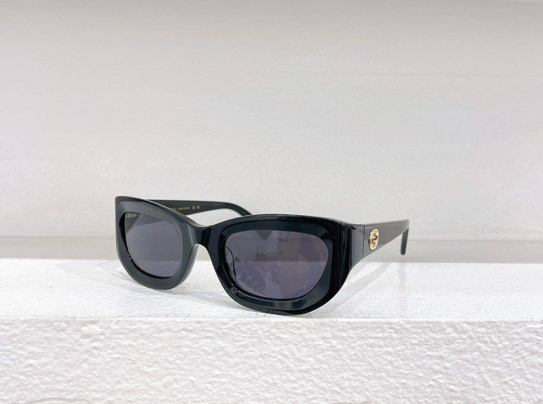 Sonnenbrille in Braun, Schwarz, Blau und Gold