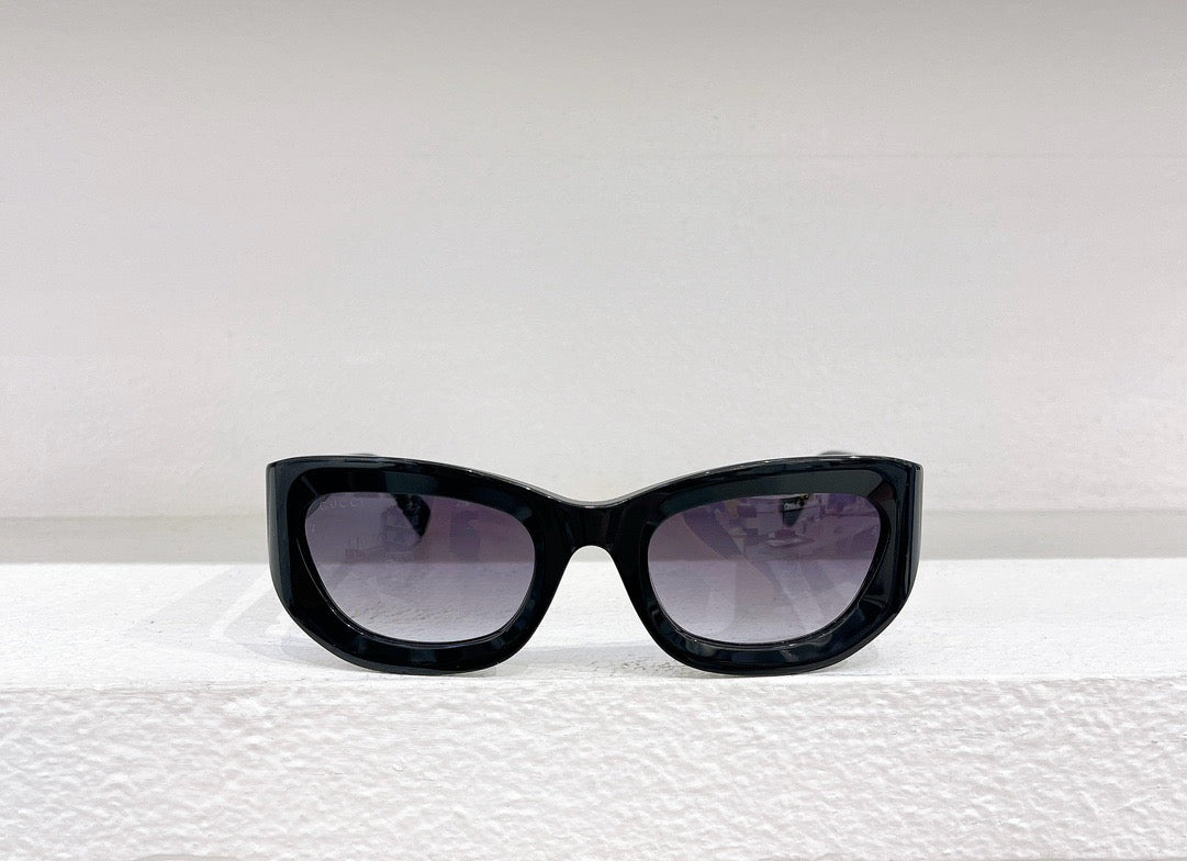 Sonnenbrille in Braun, Schwarz, Blau und Gold