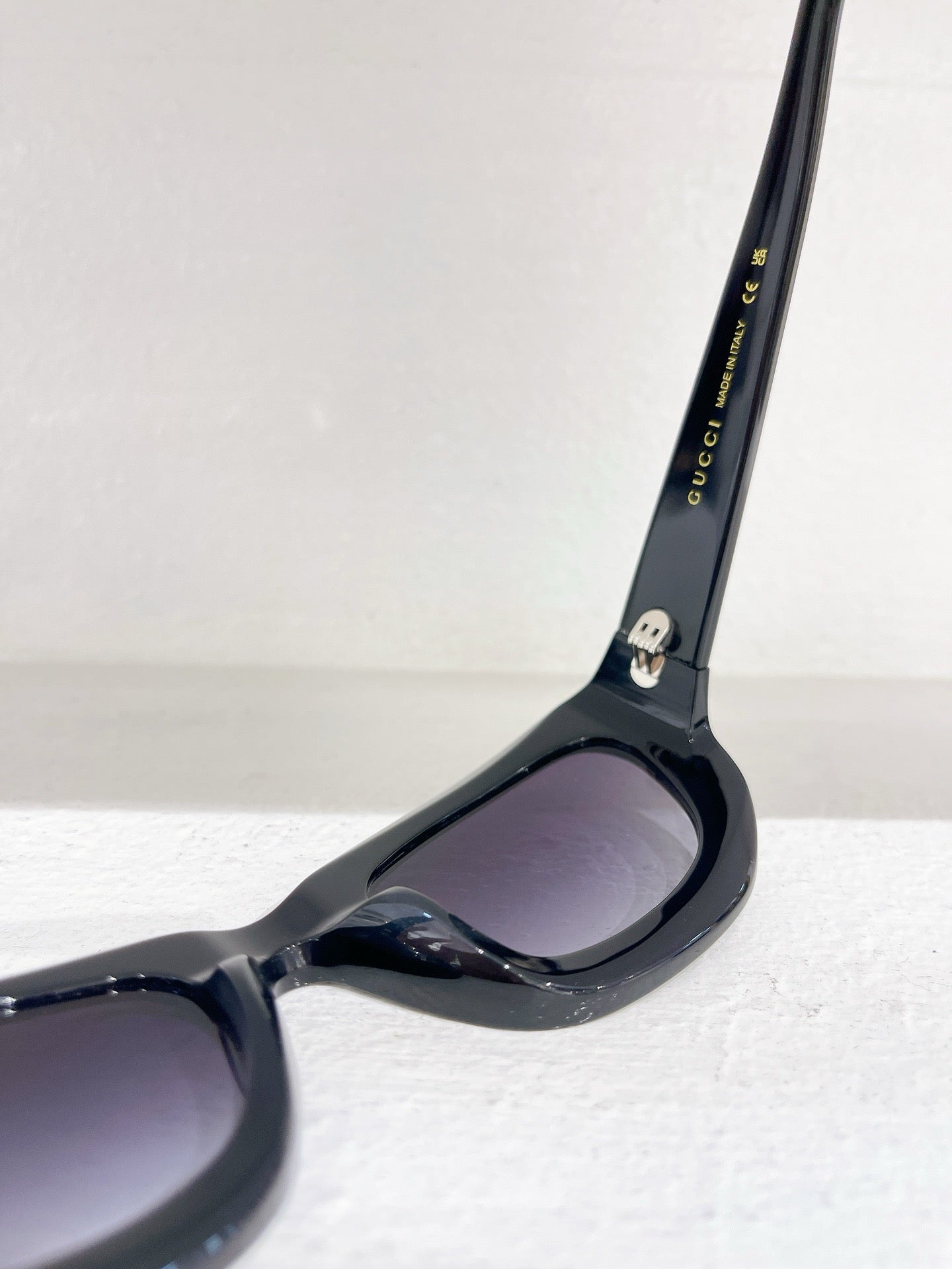 Sonnenbrille in Braun, Schwarz, Blau und Gold