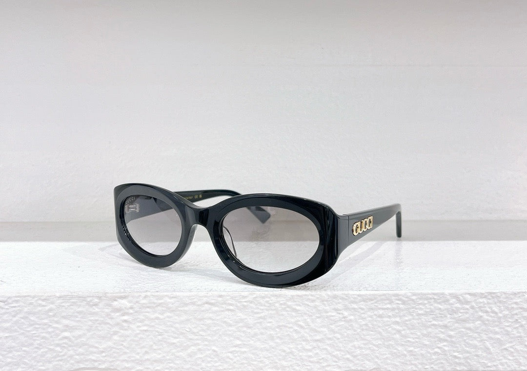 Schwarze, himmelblaue, rote und gelbe Sonnenbrille