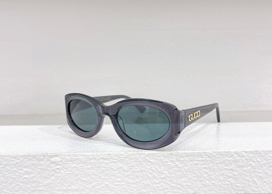 Schwarze, himmelblaue, rote und gelbe Sonnenbrille