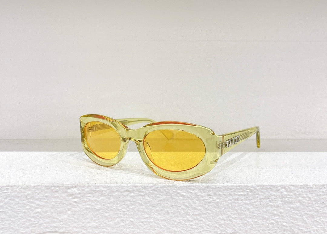 Gafas de sol negras, azul cielo, rojas y amarillas