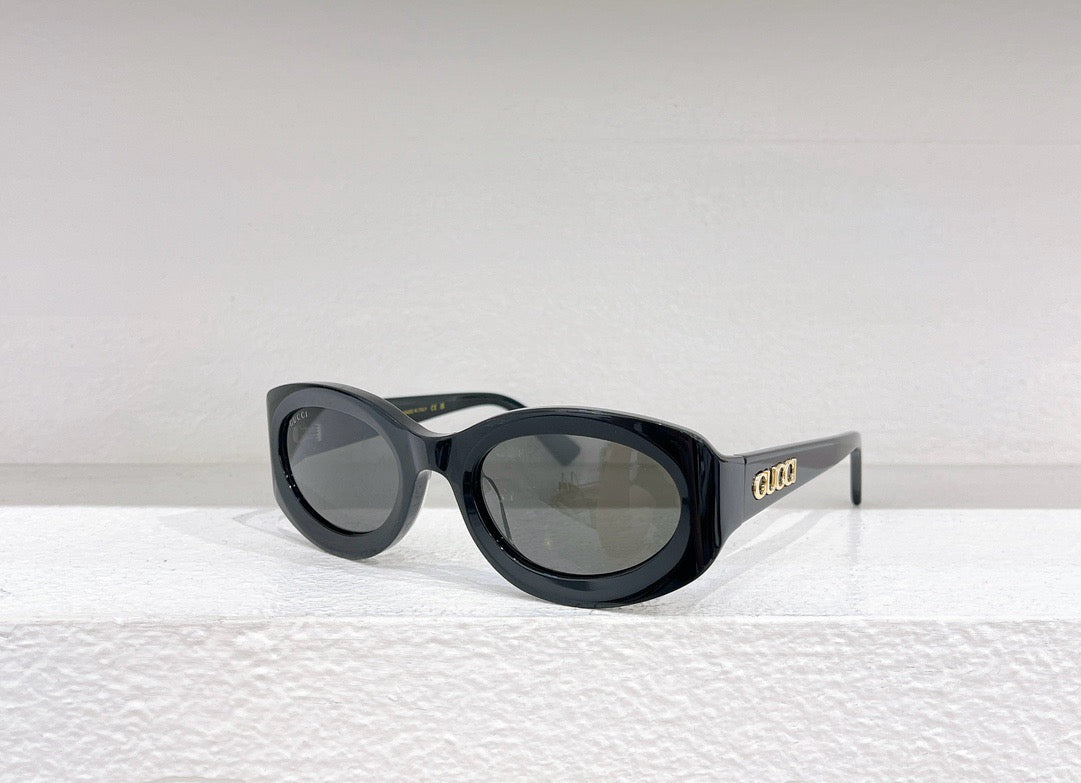 Schwarze, himmelblaue, rote und gelbe Sonnenbrille