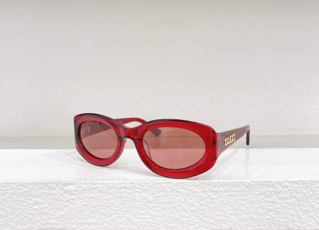 Schwarze, himmelblaue, rote und gelbe Sonnenbrille