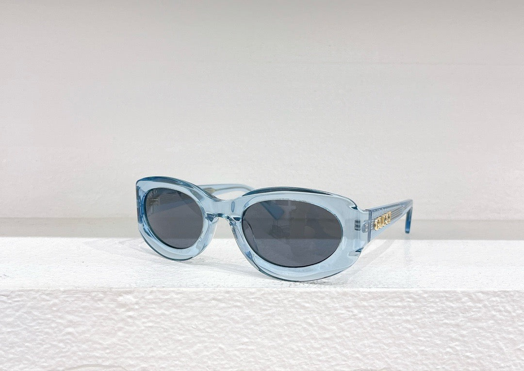 Schwarze, himmelblaue, rote und gelbe Sonnenbrille