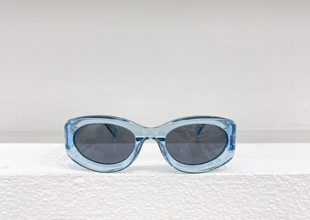 Schwarze, himmelblaue, rote und gelbe Sonnenbrille