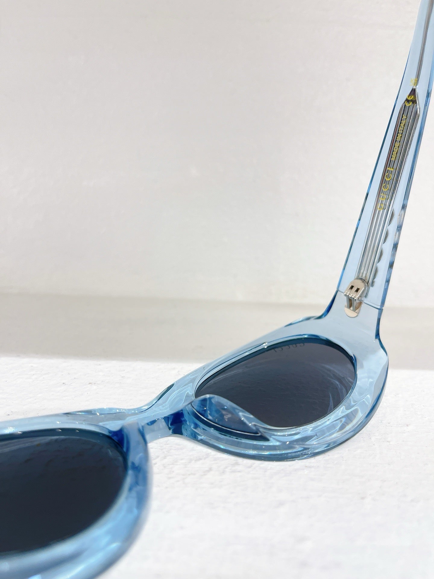 Schwarze, himmelblaue, rote und gelbe Sonnenbrille